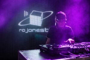 EL Dj toledano Miguel Rojo, conocido como Rojonesta, organiza la sexta edición del evento en vivo “Sputnik Club”. Imagen: Sara M. Trevejo.