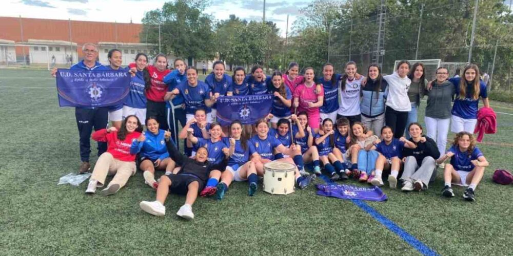 Las jugadoras de la UD Santa Bárbara, festejando el ascenso. Foto: UD Santa Bárbara.