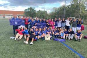 Las jugadoras de la UD Santa Bárbara, festejando el ascenso. Foto: UD Santa Bárbara.