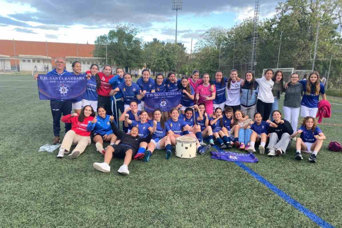 Las jugadoras de la UD Santa Bárbara, festejando el ascenso. Foto: UD Santa Bárbara.