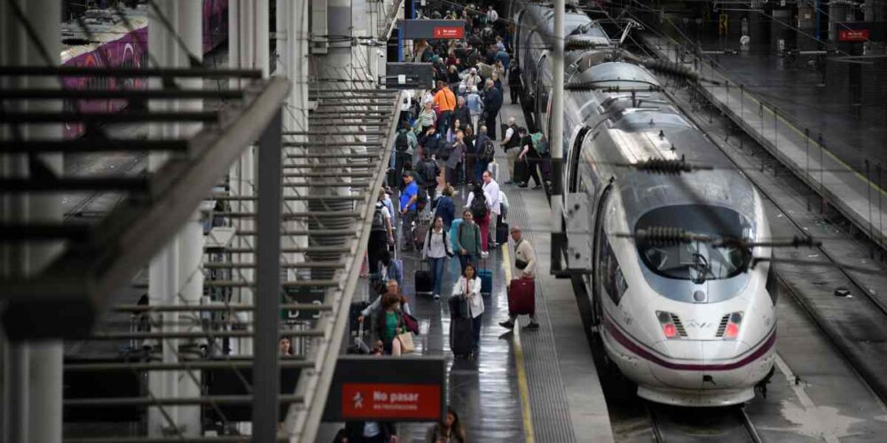Varias personas con sus equipajes en la estación de tren de Atocha-Almudena Grandes, a 30 de abril de 2025, en Madrid. Foto: EP.