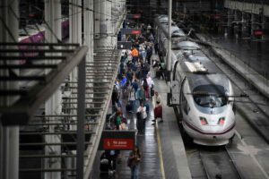 Varias personas con sus equipajes en la estación de tren de Atocha-Almudena Grandes, a 30 de abril de 2025, en Madrid. Foto: EP.
