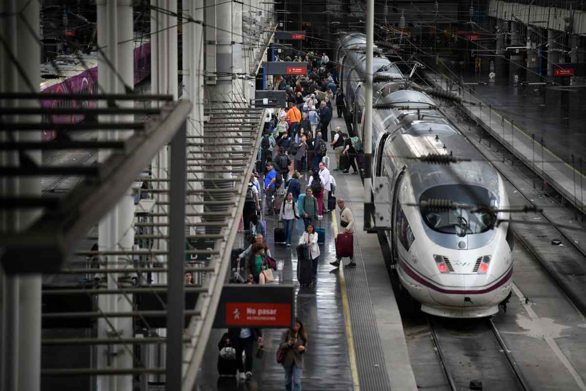Varias personas con sus equipajes en la estación de tren de Atocha-Almudena Grandes, a 30 de abril de 2025, en Madrid. Foto: EP.