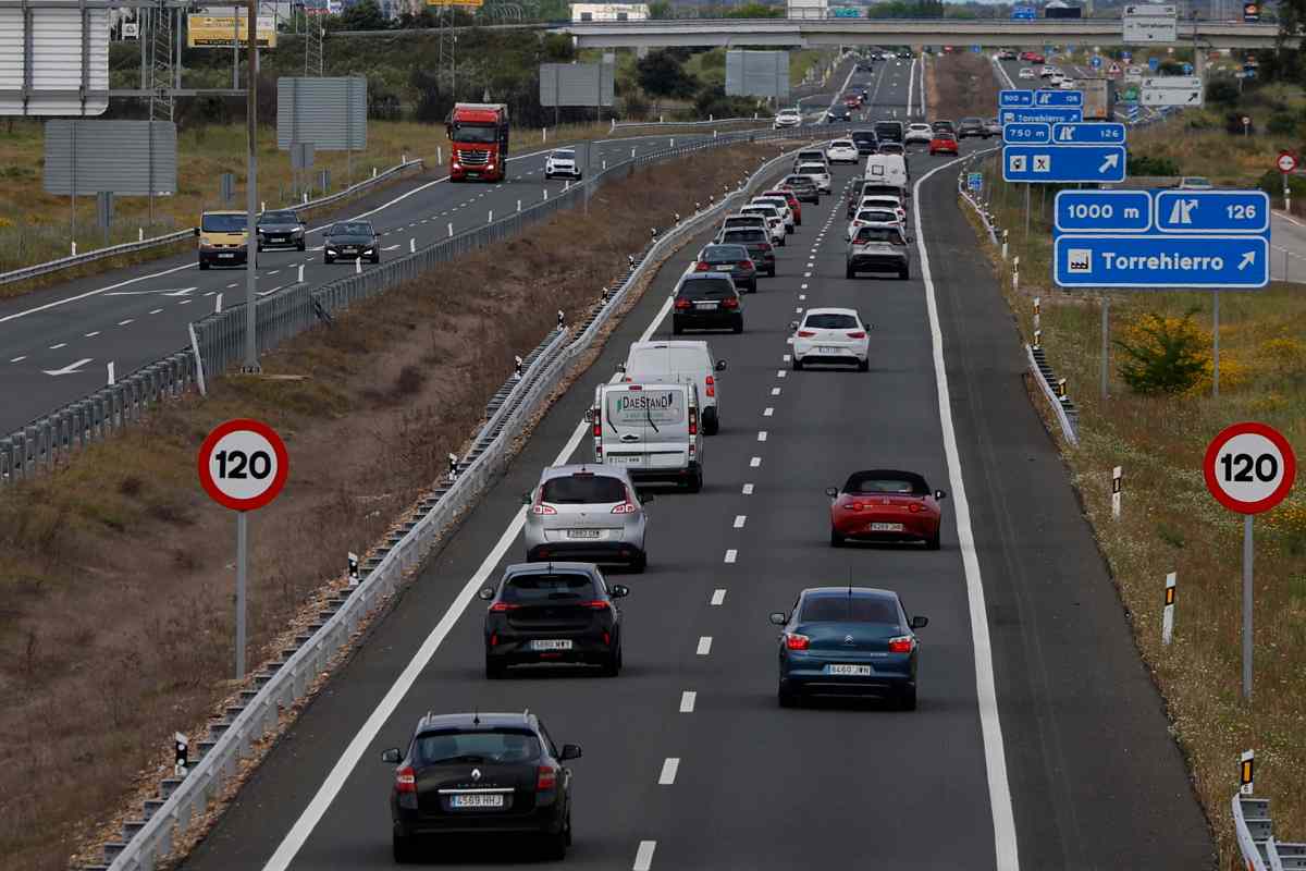 Fotografía del tráfico en la Autovía A5 a su paso este domingo, por Talavera. Foto: EFE (Manu Reino).