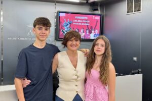 Sergio Plaza y Natalia Ruiz, junto con la concejala de Cultura, Elena Serrallé