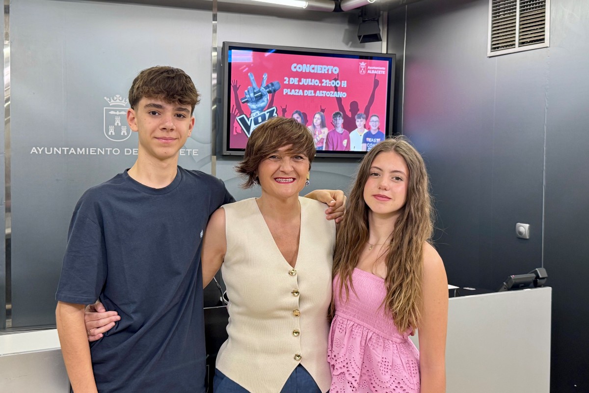 Sergio Plaza y Natalia Ruiz, junto con la concejala de Cultura, Elena Serrallé