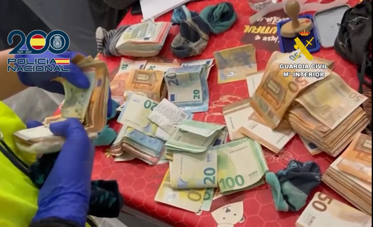 Dinero en efectivo de la organización criminal dedicada a estafar a través de anuncios falsos de vehículos de segunda mano