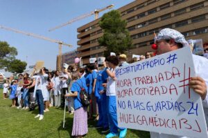 Huelga de médicos delante del Hospital General Universitario de Albacete. Foto: EFE/Dolores Carcelén