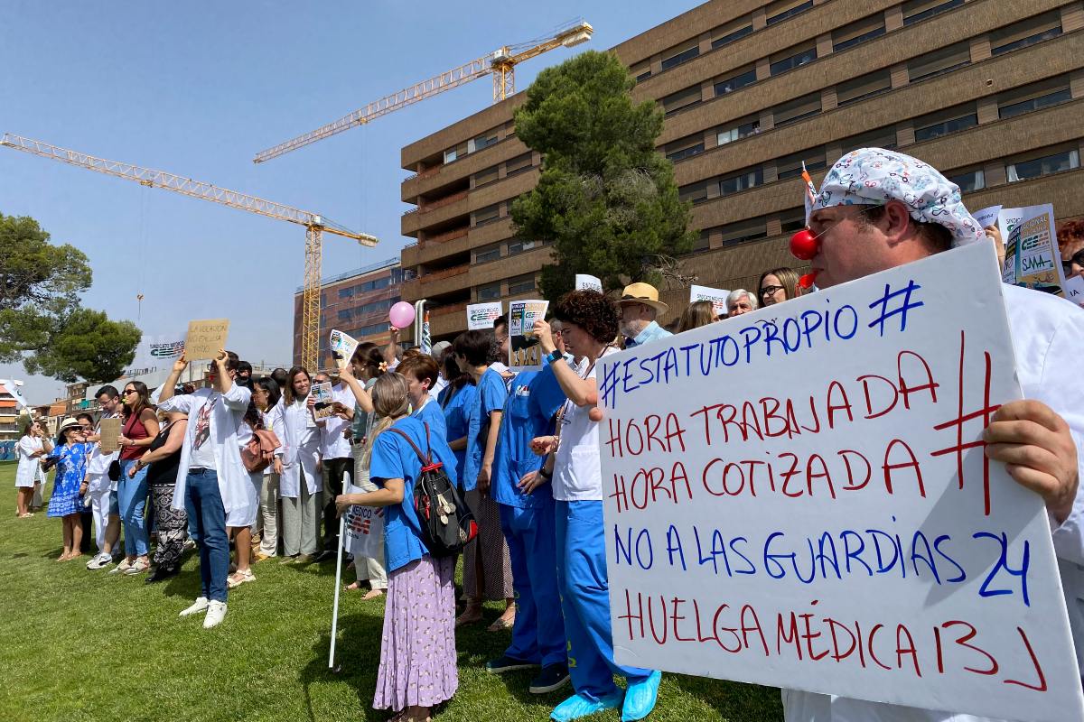 Huelga de médicos delante del Hospital General Universitario de Albacete. Foto: EFE/Dolores Carcelén