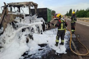 Bomberos trabajando en la extinción del incendio