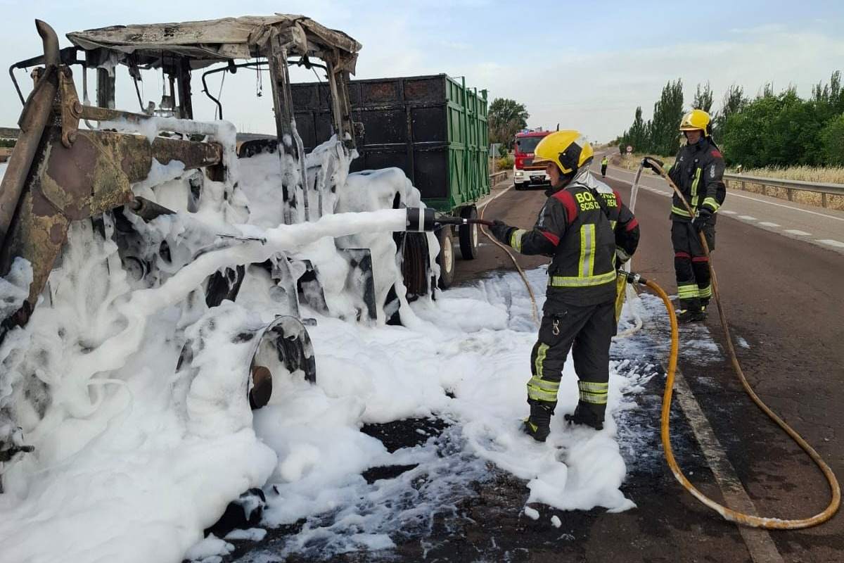 Bomberos trabajando en la extinción del incendio
