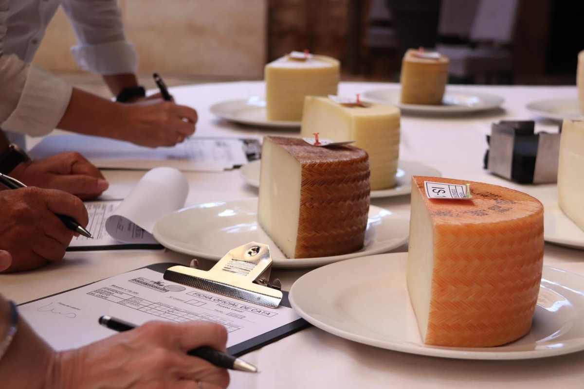 Catadores probando los distintos quesos presentados a la nueva edición de Fercam
