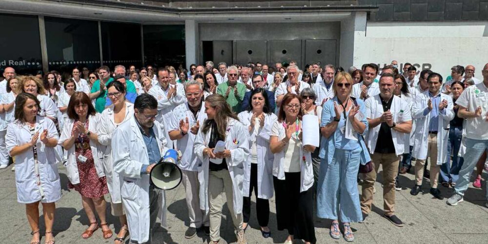 Concentración de profesionales sanitarios a las puertas del Hospital General Universitario de Ciudad Real