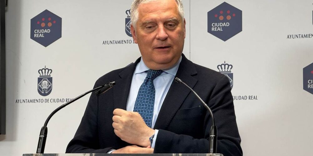 El alcalde de Ciudad Real, Francisco Cañizares, en rueda de prensa