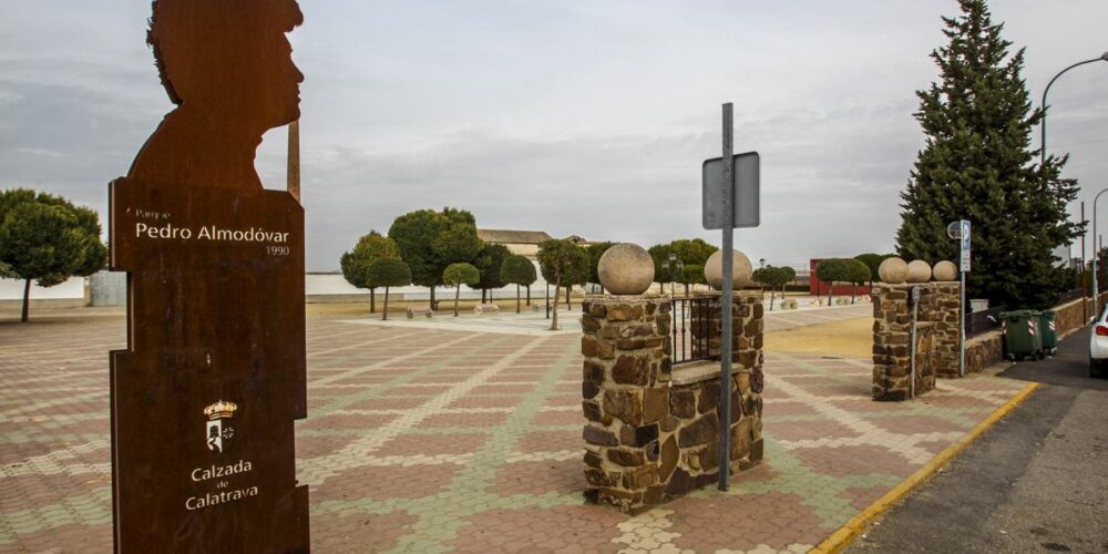 Escultura a Pedro Almodóvar en Calzada de Calatrava