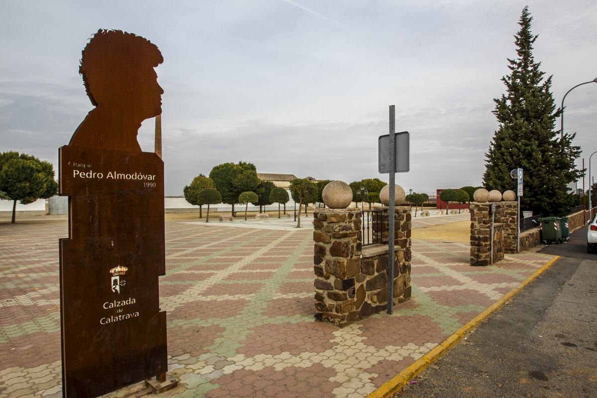 Escultura a Pedro Almodóvar en Calzada de Calatrava