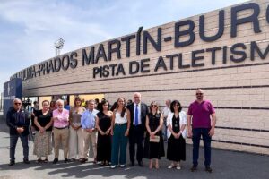 Foto de familia con el nuevo cartel de la pista de atletismo