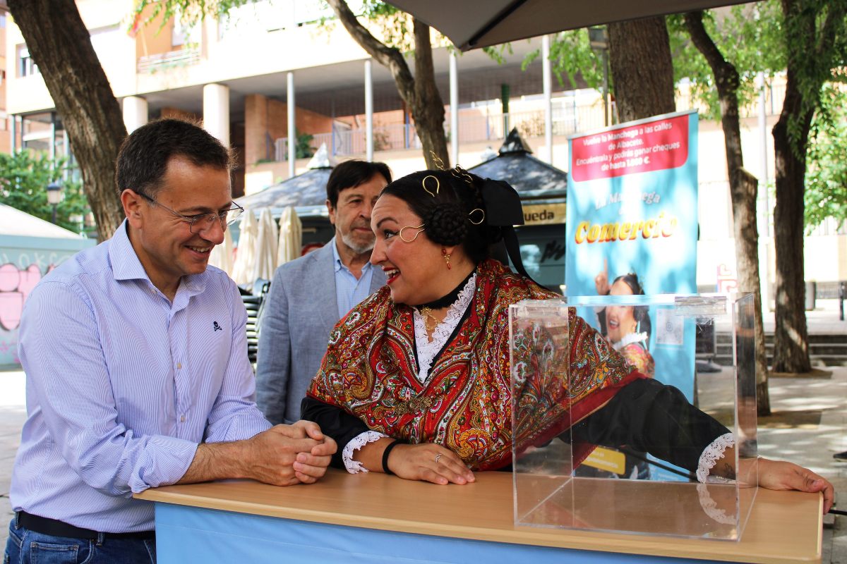 El alcalde de Albacete junto con Bea Balibrea, 'La Manchega del Comercio'