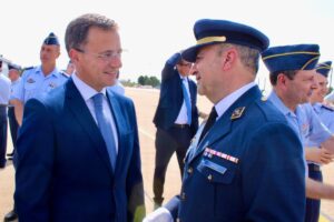 Saludo entre el coronel Óscar Carazo Renedo y el alcalde de Albacete