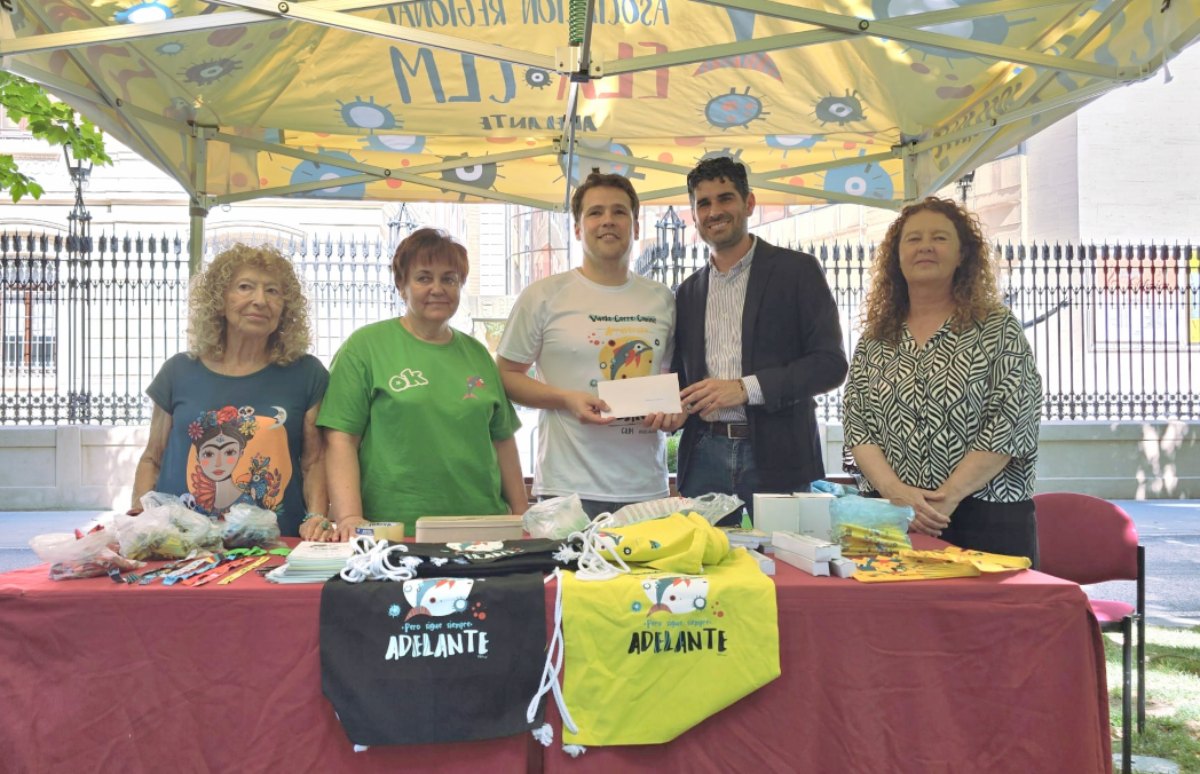 Mesa informativa en Albacete de la Asociación AdELAnte Castilla-La Mancha