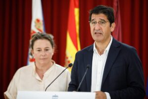 José Manuel Caballero, acompañado de la alcaldesa de Viso del Marqués, localidad donde se celebra la reunión de trabajo del presidente y los distintos consejeros del Gobierno