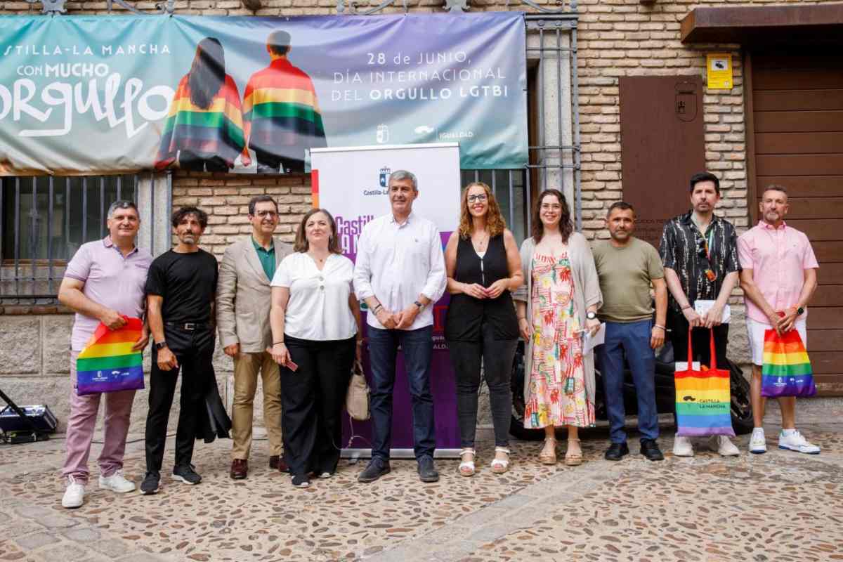 Acto social en la calle con motivo del Día el Orgullo, convocado por el Gobierno regional.