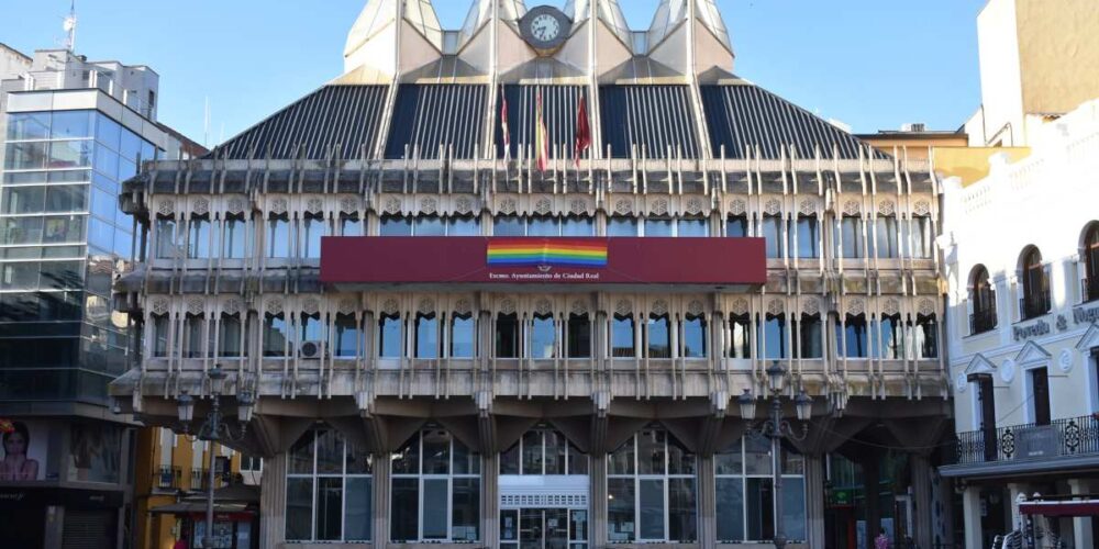 La bandera arcoíris en la fachada del Ayuntamiento de Ciudad Real