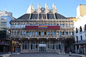 La bandera arcoíris en la fachada del Ayuntamiento de Ciudad Real