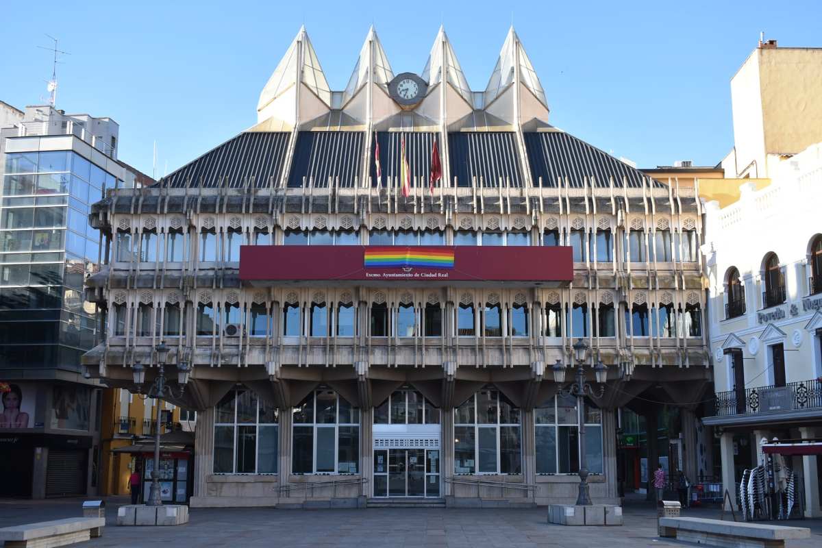 La bandera arcoíris en la fachada del Ayuntamiento de Ciudad Real