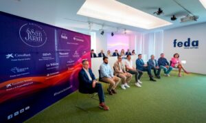 Reunión de todos los galardonados en los Premios Empresariales San Juan 2025