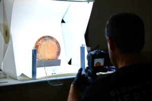 Técnicos trabajando en la digitalización de piezas del Museo de Alcázar de San Juan