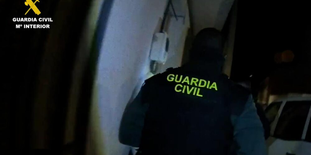 Un agente de la Guardia Civil en el momento de la explotación de la operación
