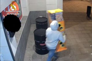 Uno de los autores robando una de las máquinas expendedoras