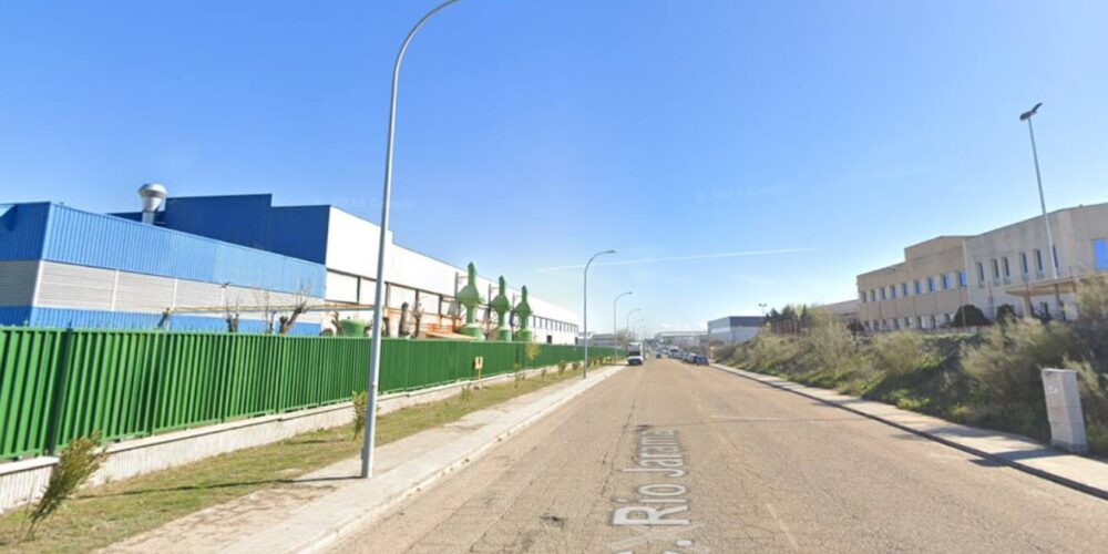 El aviso del accidente laboral se ha producido a las 08:31 horas en una empresa situada en la calle Río Jarama