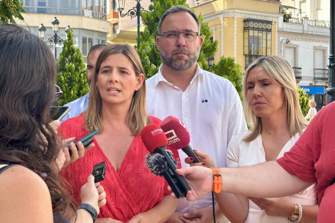 Carolina Agudo, hablando delante de Javier Navarro.