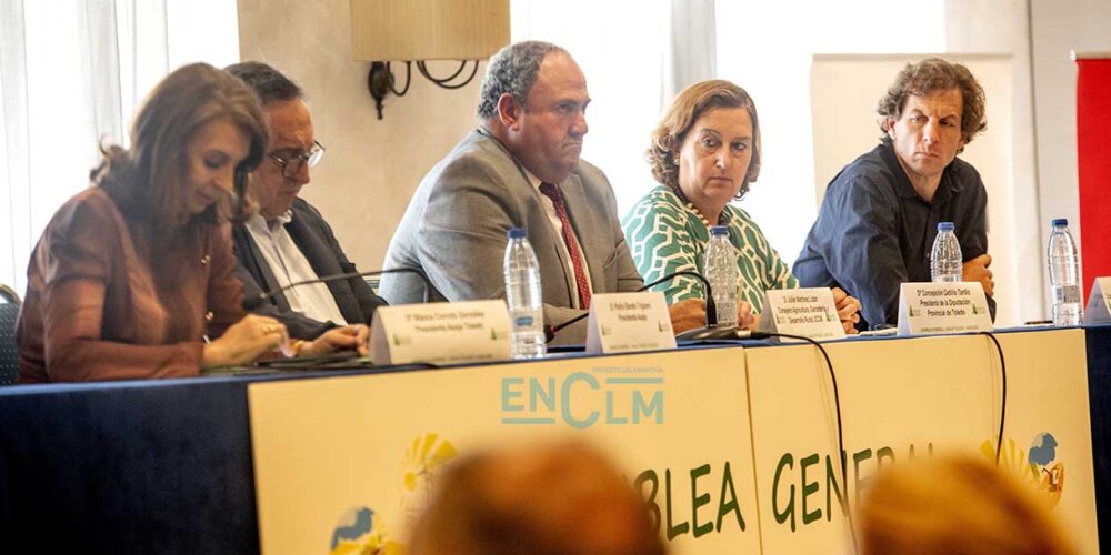 En el centro, el consejero de Agricultura, Ganadería y Desarrollo Rural, Julián Martínez Lizán. Foto: Rebeca Arango.