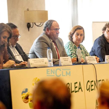 En el centro, el consejero de Agricultura, Ganadería y Desarrollo Rural, Julián Martínez Lizán. Foto: Rebeca Arango.