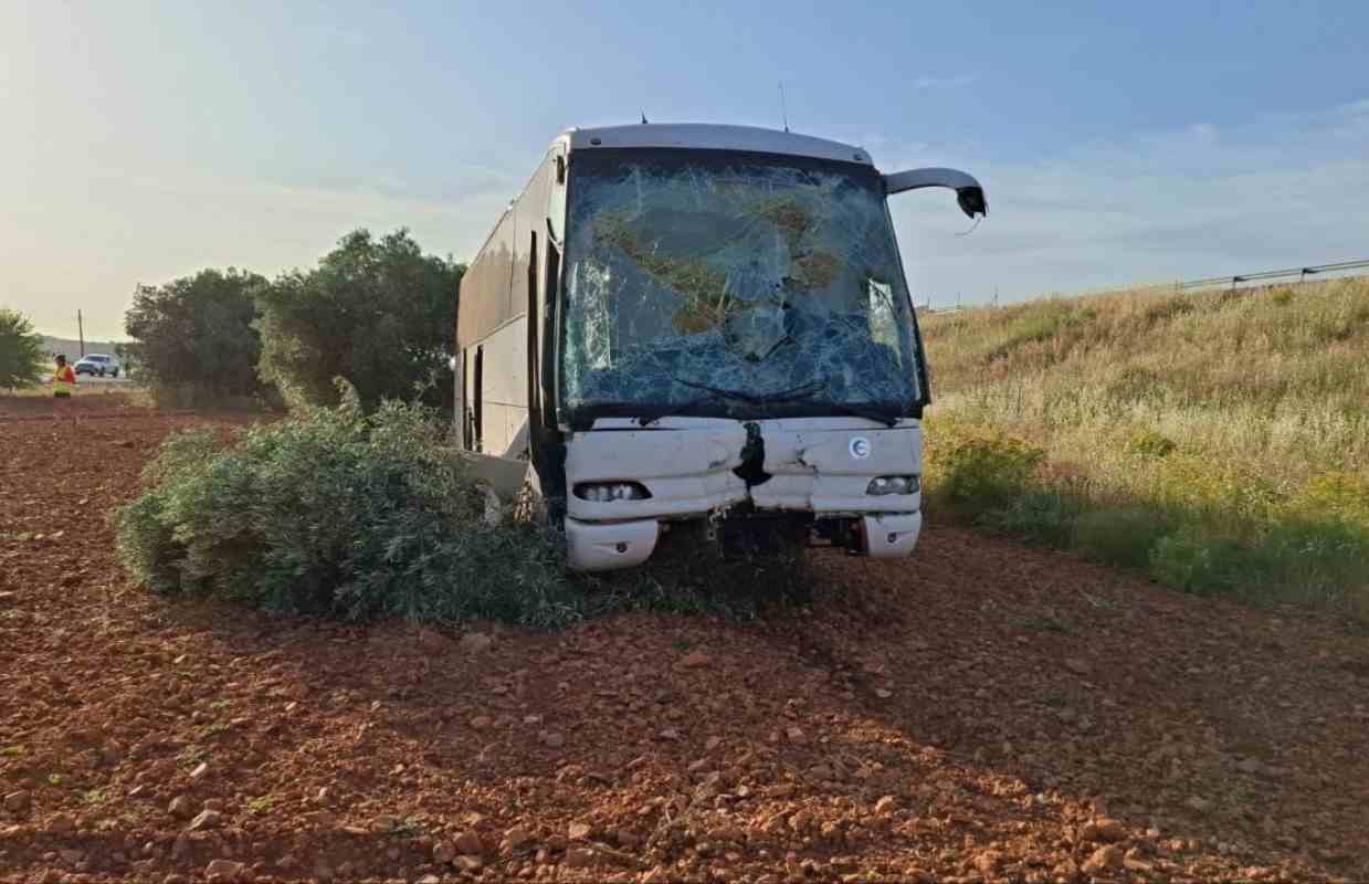 Imagen del autobús accidentado en Pozuelo de Calatrava (Ciudad Real).