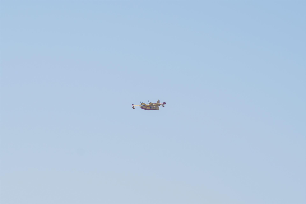 Un avión sobrevuela un incendio. Foto: EP.