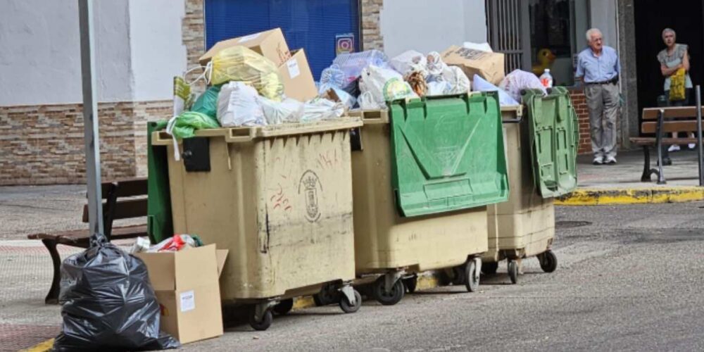 El PSOE de Talavera denunció que la basura se estaba acumulando en las calles. Foto: PSOE Talavera