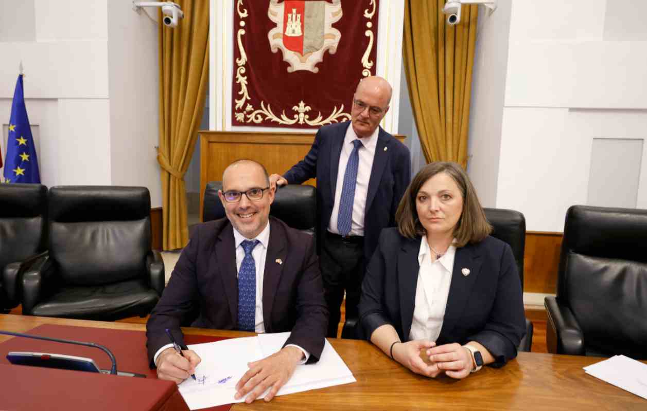 El presidente de las Cortes de CLM, Pablo Bellido, y la secretaria primera de la Mesa, Charo García Saco, firmando el documento que será entregado en el Congreso.