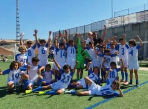 El equipo benjamín A del Patronato Deportivo Municipal de Toledo, festejando.