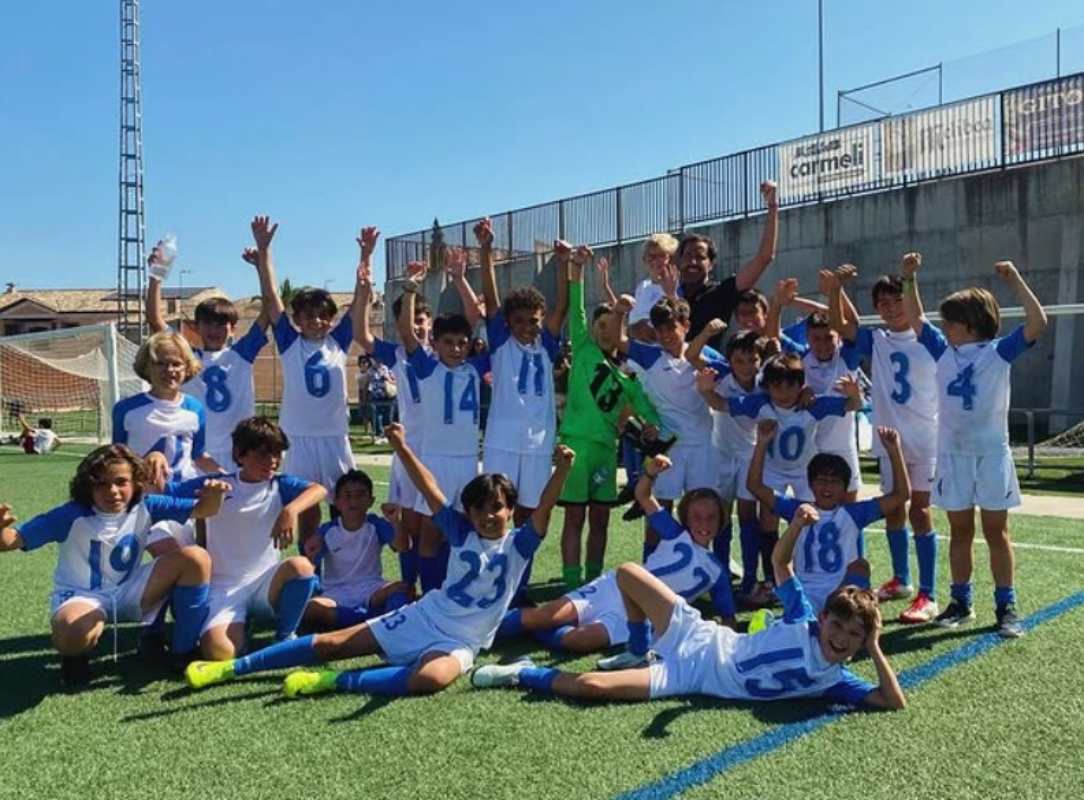 El equipo benjamín A del Patronato Deportivo Municipal de Toledo, festejando.