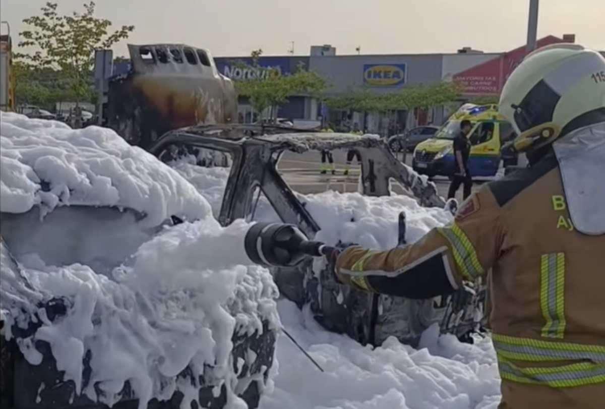 Los Bomberos del Ayuntamiento de Toledo apagando el incendio en La Abadía.