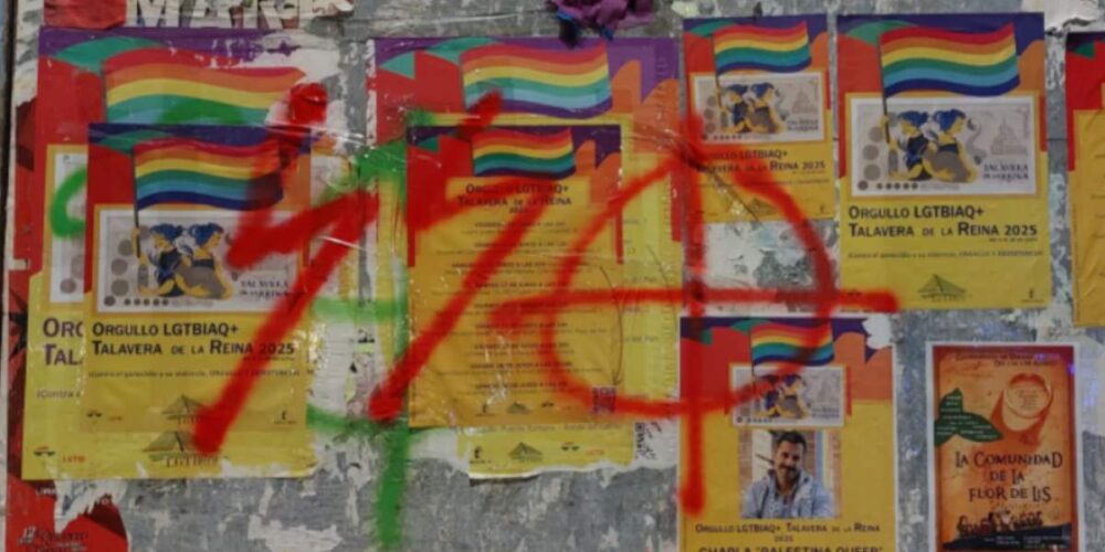 Carteles de LGTBora vandalizados en Talavera. Foto: LGTBora