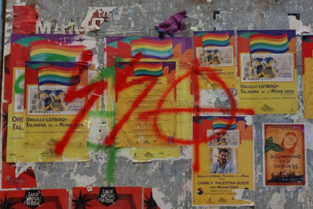 Carteles de LGTBora vandalizados en Talavera. Foto: LGTBora