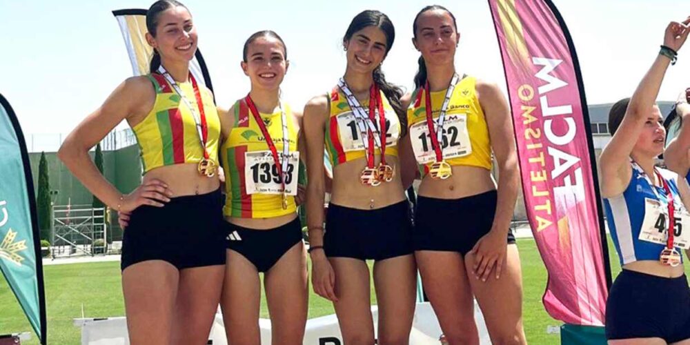 El equipo femenino 4x400, campeón regional.