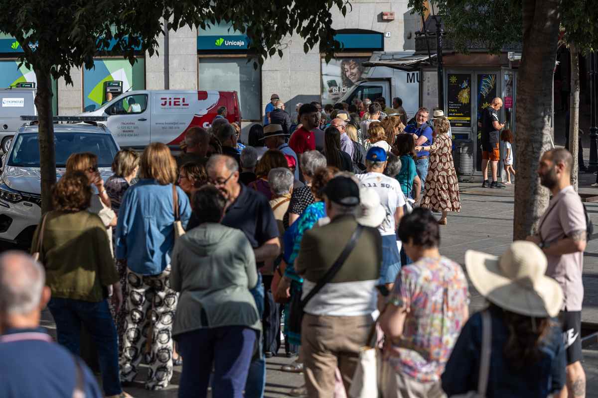 Colas para comprar una de las 2.400 sillas del Corpus de Toledo. Foto: EFE/Ismael Herrero.
