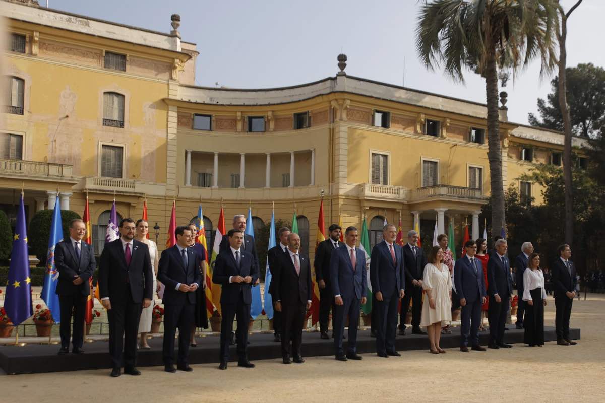 Foto de familia de las autoridades asistentes a la XXVIII Conferencia de Presidentes, en Palau de Pedralbes de Barcelona- Kike Rincón - Europa Press