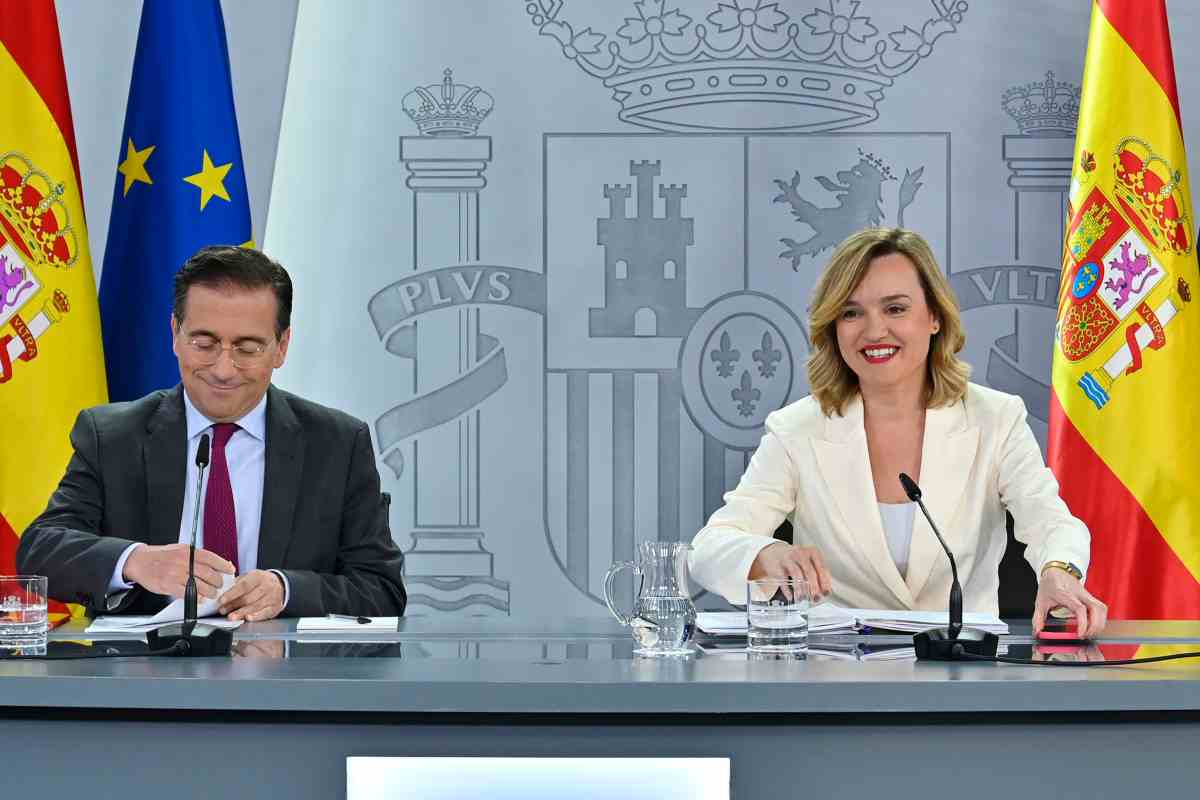 El ministro de Asuntos Exteriores, Unión Europea y Cooperación, José Manuel Albares junto a la ministra de Educación, Formación Profesional y Deportes, Pilar Alegría.